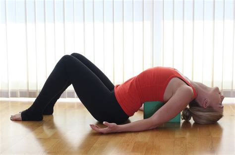 ways   yoga blocks  release tight muscles paleohacks blog