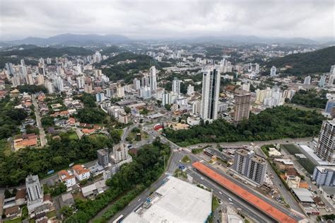 blumenau santa catarina brasil alrededor de marzo de  vista aerea de drones de la ciudad de