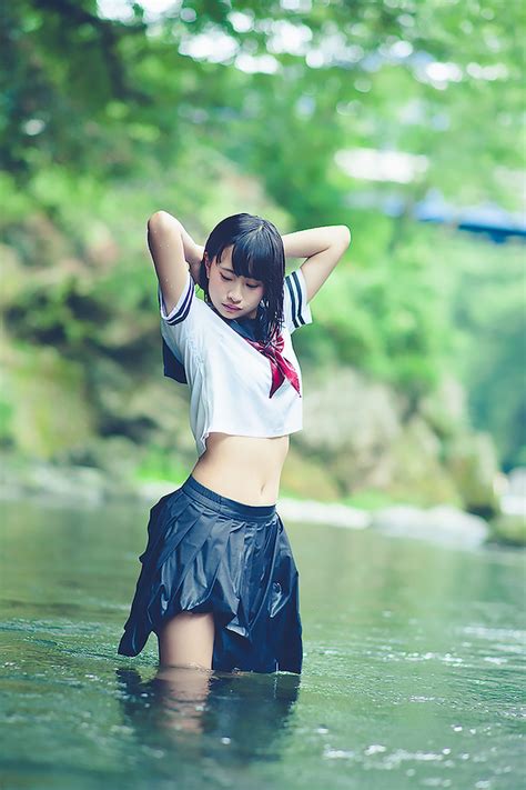 【写真】中学生に見えないタイとドイツのクォーター美少女「らるむ」さんがセーラー服で水遊び kai