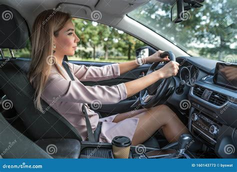 Schönes Modernes Mädchen Das Auto Fährt Auf Dem Parkplatz Sitzend
