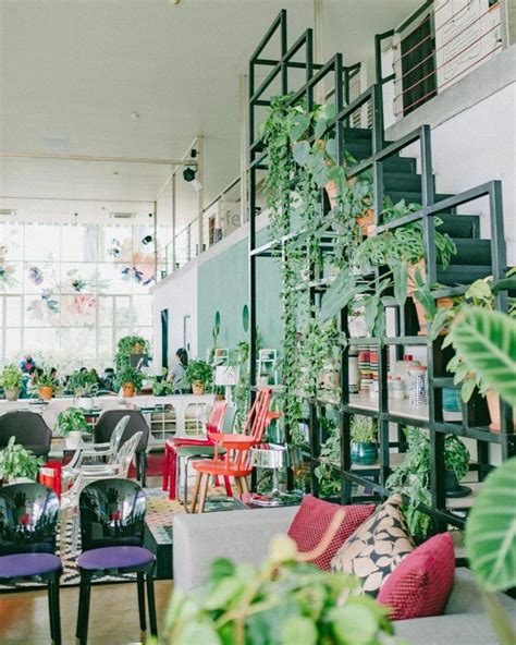 desain interior coworking space sekaligus coffee shop  tema alam