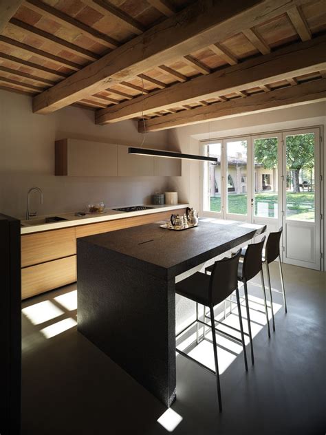 Mobili cucina ad hoc per spazi fuori standard. Una mansarda in legno tra antico e moderno - Mansarda.it