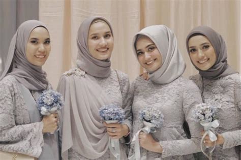 7 Ide Seragam Bridesmaid Hijab Bahan Brokat Berbagai Warna Untuk
