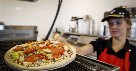 pizzaketen dominos breidt fors uit  belgie consument hlnbe