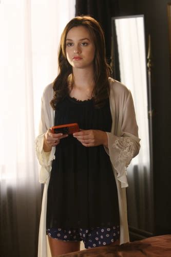 Gossip Girl S Leighton Meester Uses Orange Lg Env Cell Phone As Blair