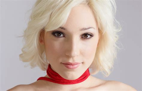 Обои взгляд лицо модель блондинка Lily Labeau картинки на рабочий