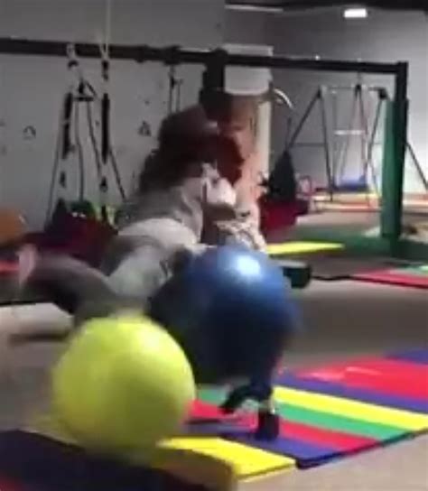 Quand Deux Filles Se Rentrent Dedans Avec Un Ballon De Gym