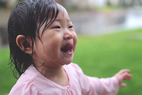 G1 Vídeo Registra 1º Banho De Chuva De Bebê De 15 Meses