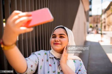 chubby girl photos photos et images de collection getty images