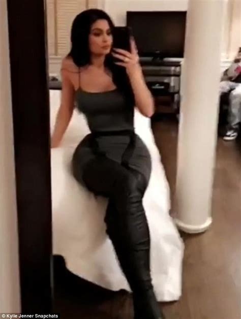 Kylie Jenners Waist Looks Impossibly Tiny On Snapchat Daily Mail Online