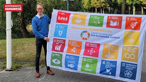 wethouder van der zanden hijst de vlag voor wereldwijde duurzame doelen oosterhout