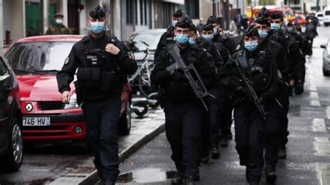 パリ刃物襲撃で2人重傷、テロとして捜査 シャルリ・エブド元本社近く bbcニュース