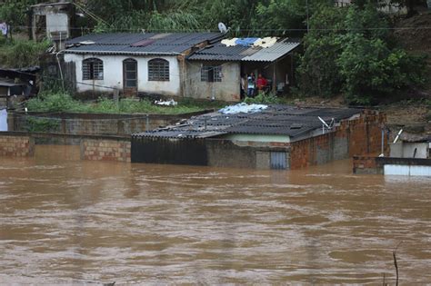 heavy rains in brazil cause flooding landslides 30