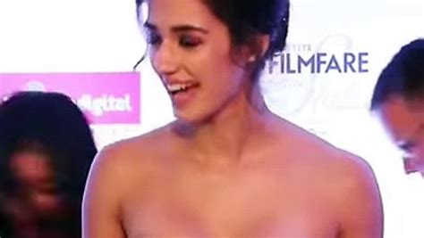 Disha Patanis Oops Moment During Filmfare Award Show Video Dailymotion