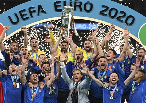 italia levanta al trofeo de campeon de europa primera hora