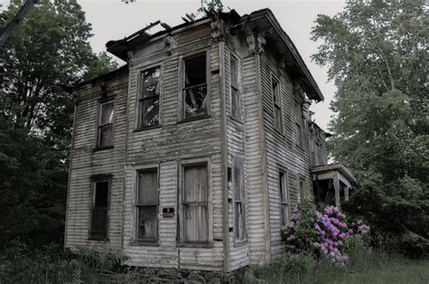 13 real life haunted houses and the horror stories that go with them