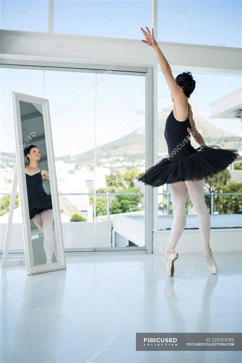 Репетиция в голом виде перед зеркалом от русской балерины – Telegraph
