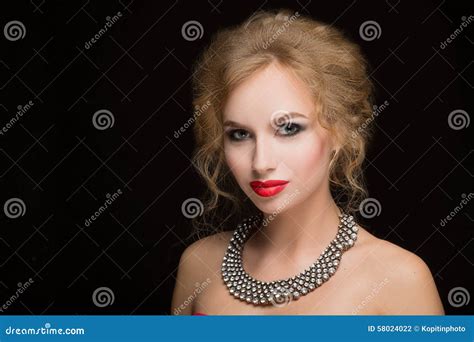 portret van mooi vrouwelijk model op zwarte stock foto image  mooi zwart