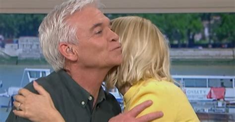 Holly And Phils Awkward On Air Kiss Dubbed Cringiest…