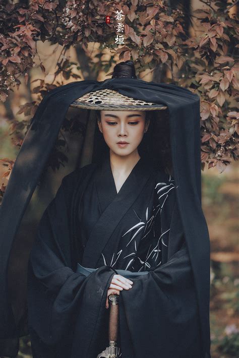 interesting pattern on dress and i like the style of the hat and veil oriental fashion