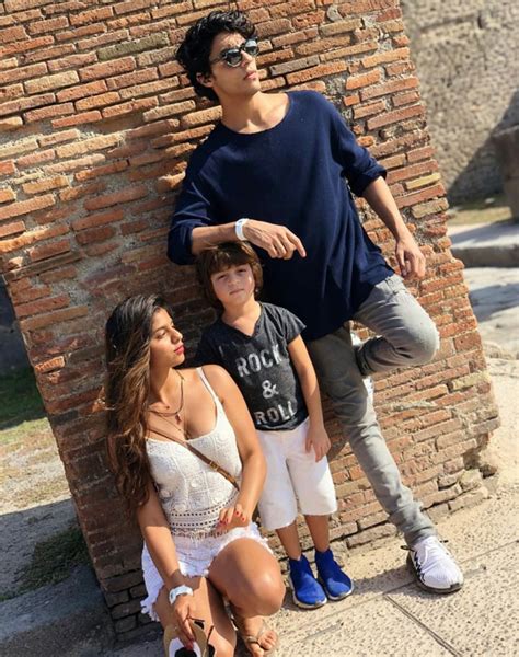 aryan suhana and abram s cute moment captured by papa shah rukh khan will be etched in our