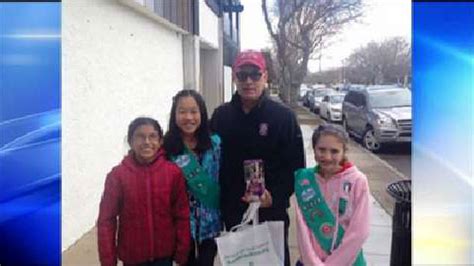 tom hanks surprises girl scouts helps sell cookies wpxi