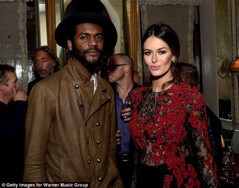nicole trunfio flashes giant pants in racy lace dress at grammys 2015