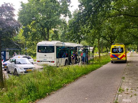 man gewond na uitstappen uit bus john  kennedylaan apeldoorn  nieuws nederland