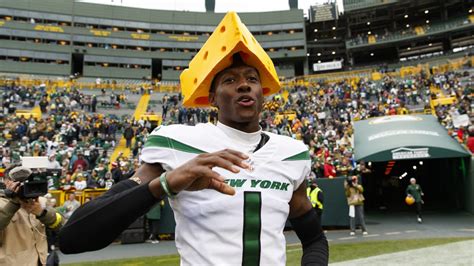 jets sauce gardner wears cheesehead  blowout win