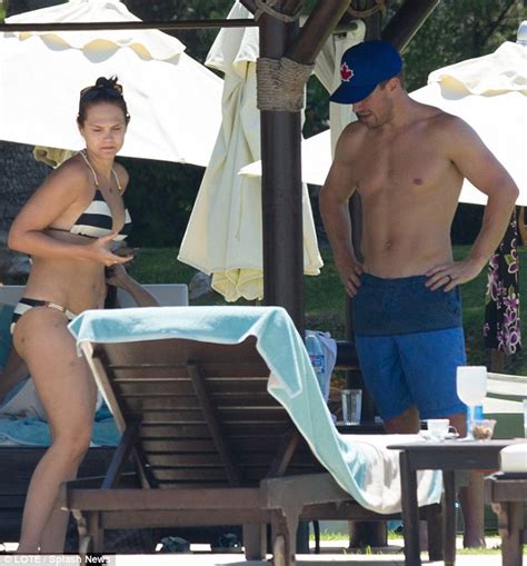 Arrow S Stephen Amell Goes Shirtless With Bikini Clad Wife