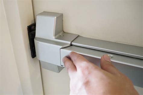 quick guide  locking  unlocking  push bar door