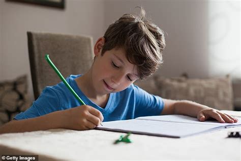 Les Enfants Qui écrivent à La Main Apprennent Et Se