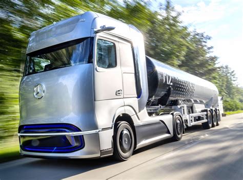 mercedes benz awarded  truck innovation commercial vehicle