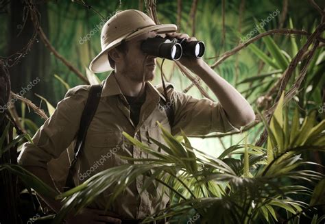 explorador en la selva mirando hacia otro lado fotografia de stock