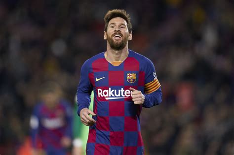 lionel messi reaches 500 wins in barcelona s victory over barcelona