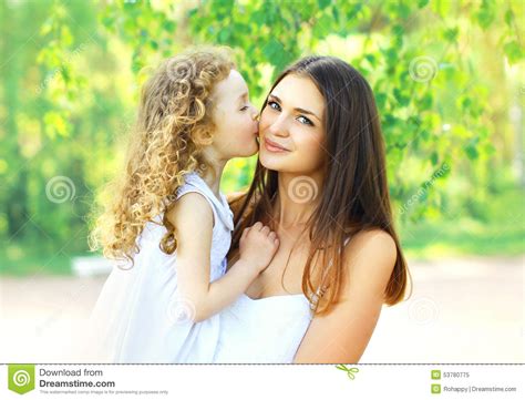 Hija Cariñosa Que Besa La Madre La Mamá Joven Feliz Y Al
