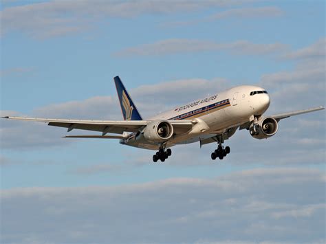 filesingapore airlines aircraft landingjpg wikimedia commons