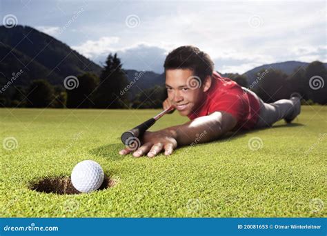het speelbiljart van de golfspeler op groen stock afbeelding image  pret club