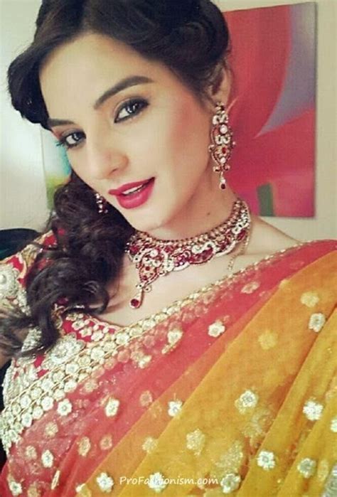 hot looks of pakistani actresses in saree