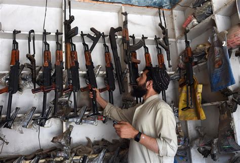 pakistan  arms bazaar  peshawar kalashnikovs  cheaper  smartphones ibtimes uk