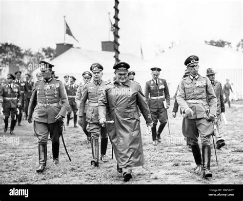 El Mariscal De Campo Hermann Goering En El Centro Junto Con Oficiales