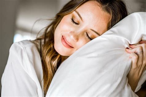 3 Reasons To Sleep On A Silk Pillowcase Leaftv