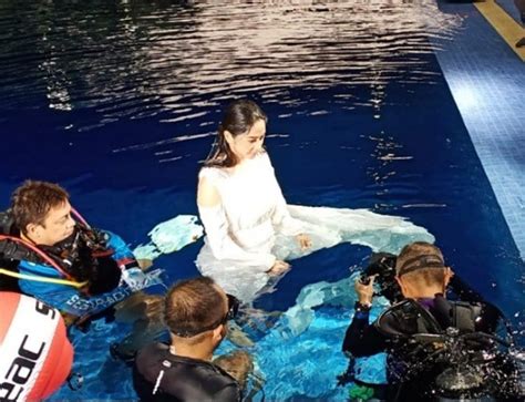 Dewi Perssik Terlihat Di Kolam 16 Meter Untuk Apa Bagian 1