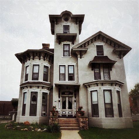 gothic homes  gorgeous  wouldnt mind    haunted gothic house architecture