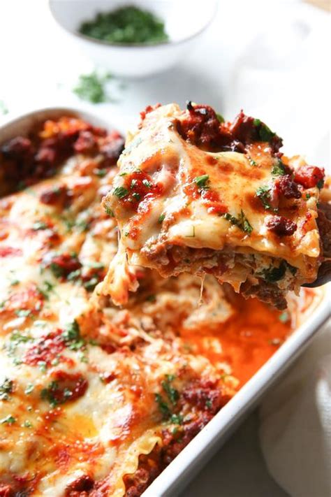 easy classic lasagna recipe    traditional lasagnadelishcom