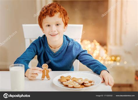 Uśmiechający Się Rude Dziecko Jedzenie Piernika Na Boże