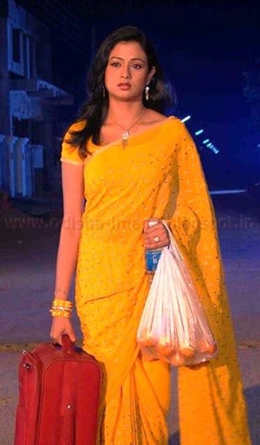 actress sai tamhankar hot navel image in saree holidays oo