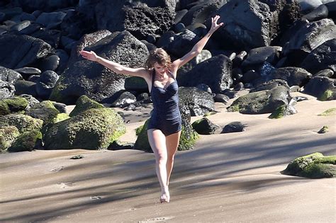 taylor swift in a swimsuit at the beach in maui january 2015