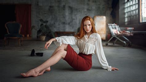 Обои Модель Ирина в белой блузе и юбке сидит на полу