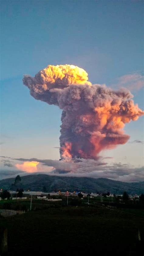 tungurahua volcano spectacular pictures capture eruption  ecuador blazing cat fur